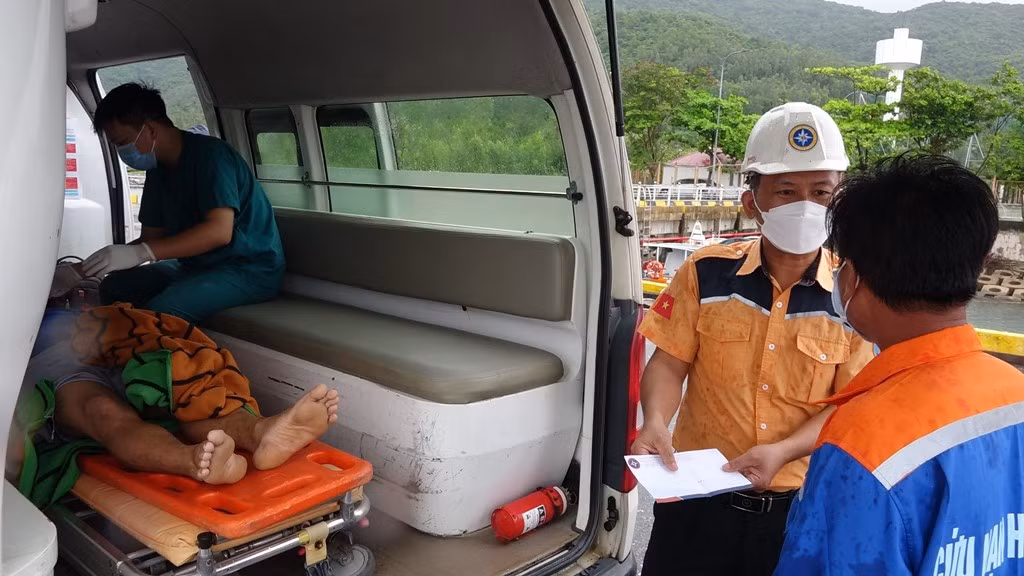 Chạy đua với áp thấp nhiệt đới thuyền viên bị tai nạn trên tàu cá sắp chìm -1