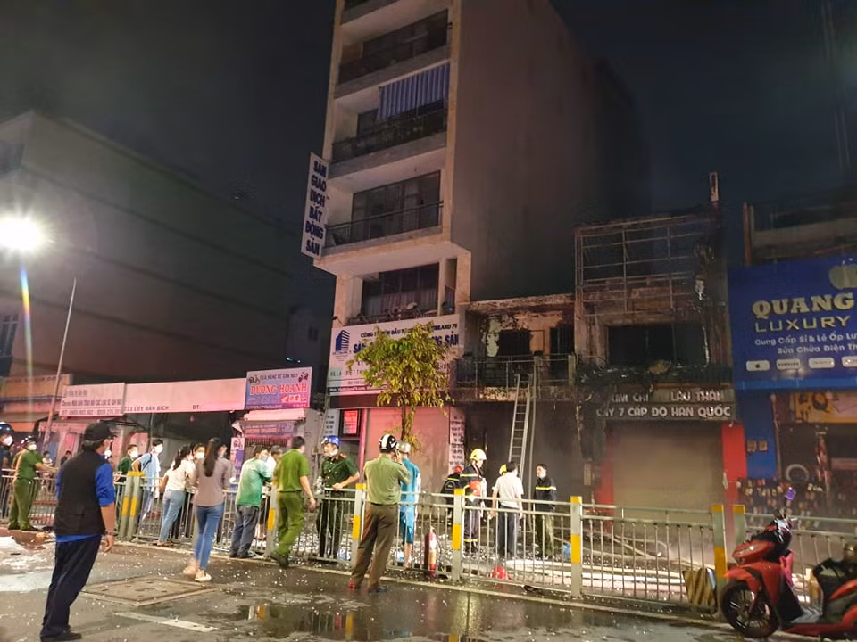 Nổ lớn gây cháy, 1 người chết, 4 người bị thương -0