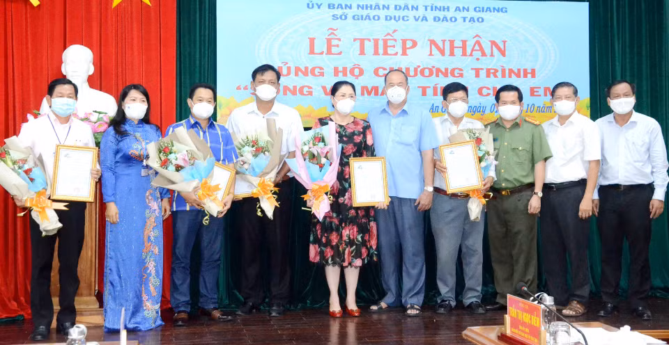 An Giang tiếp nhận 1.260 máy tính bảng hỗ trợ học sinh có hoàn cảnh khó khăn học trực tuyến -0