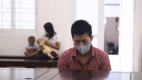 Đâm đồng nghiệp, bảo vệ trường song ngữ lĩnh 13 năm tù ảnh 3