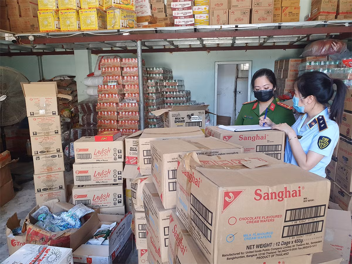 Bắt giữ 2,5 tấn bánh kẹo, thực phẩm không có giấy tờ, nguồn gốc -0