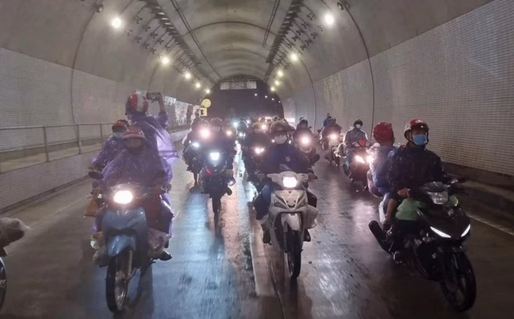 Lần đầu tiên mở hầm Hải Vân cho đoàn hơn 1.000 người đi xe máy về quê -0