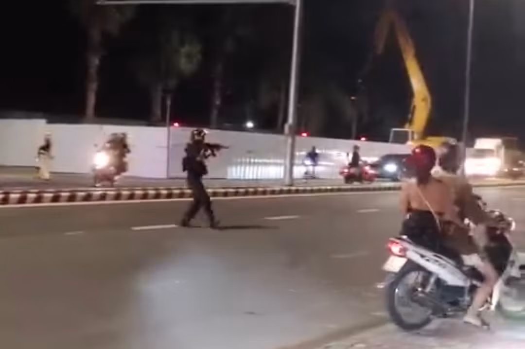 Nổ súng ngăn chặn nhóm thanh niên chạy xe với tốc độ cao mang hung khí chuẩn bị hỗn chiến -1