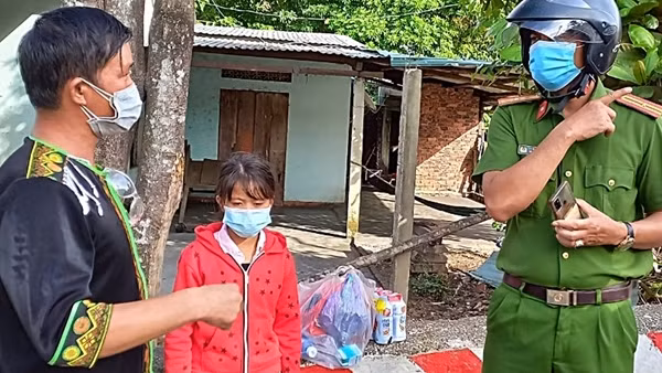 Tận tình giúp đỡ nhân dân trong quá trình chống dịch ảnh 3
