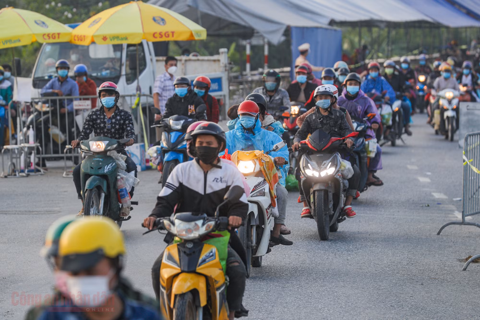 Công an Hà Nội xuyên đêm giúp đỡ người dân trở về từ vùng dịch Bình Dương -4