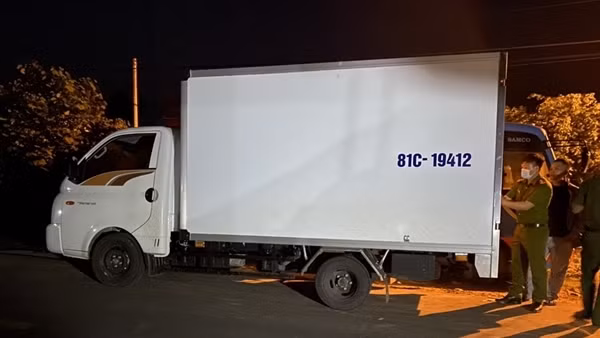 Xe tải biển số giả chở 250.000 bao thuốc lá lậu và 15 tấn đường ảnh 3