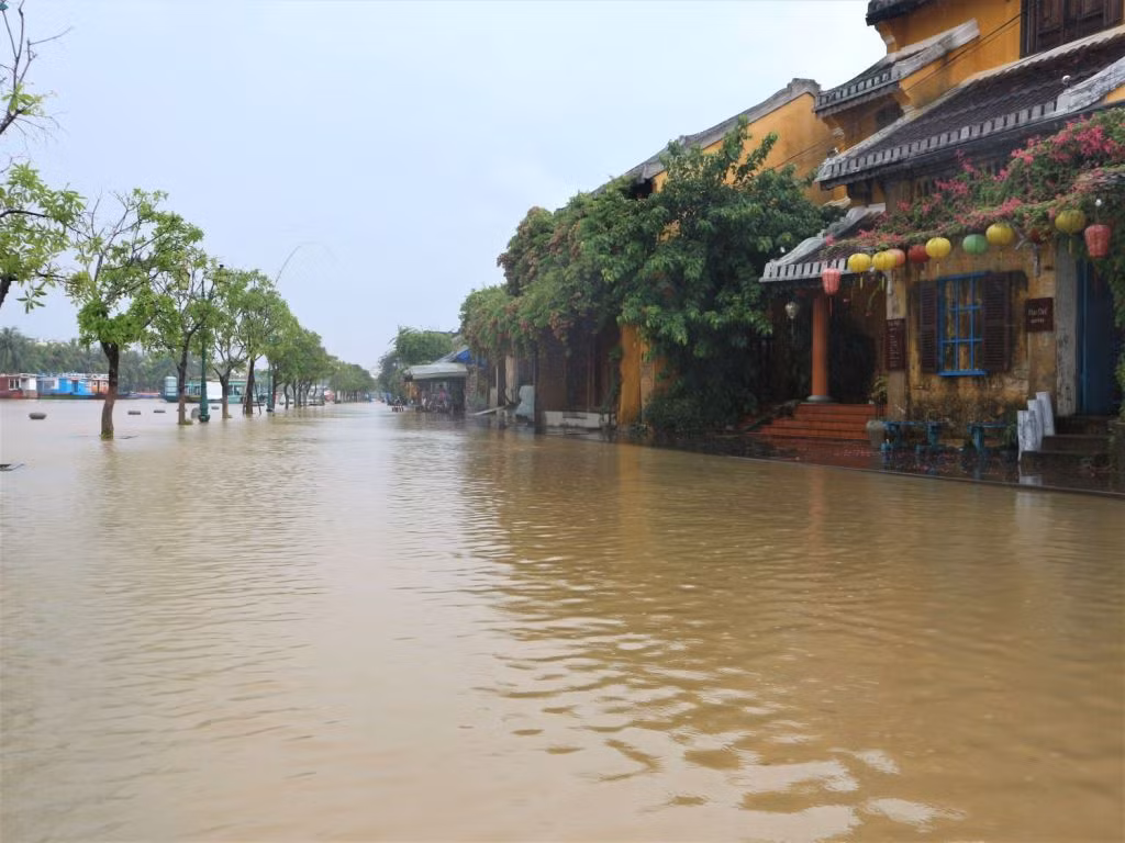 Hội An: Nước lũ tràn Sông Hoài phố cổ nhiều nơi ngập sâu -0