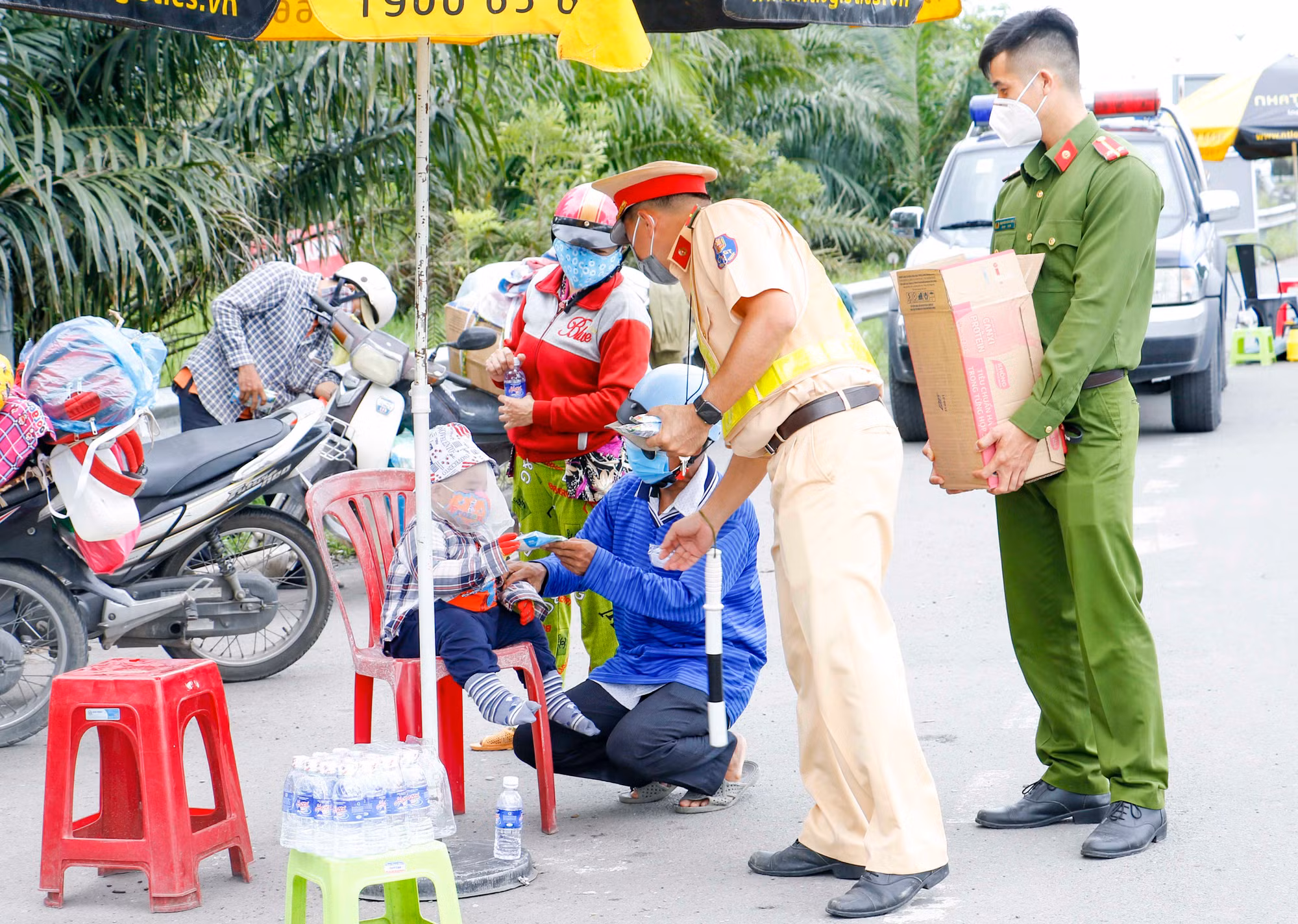 Công an thành phố trung tâm châu thổ Cửu Long hỗ trợ người dân về quê chu đáo, đảm bảo phòng, chống dịch -0