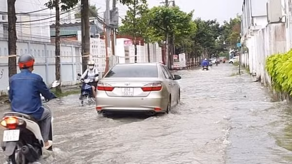 Lực lượng Công an hỗ trợ người dân về quê an toàn, đảm bảo phòng, chống dịch ảnh 6