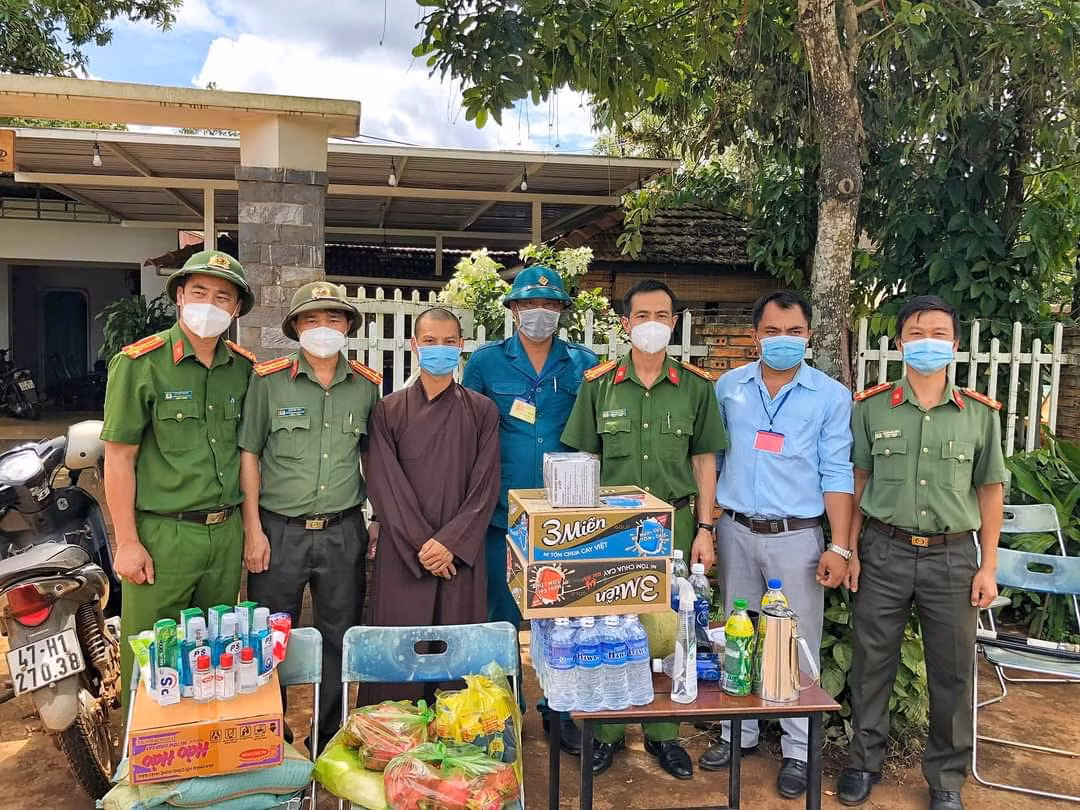 thượng tá trần bình hưng và các nhà tài trợ trao quà cho bà con ở buôn làng bị cách ly.jpg -0