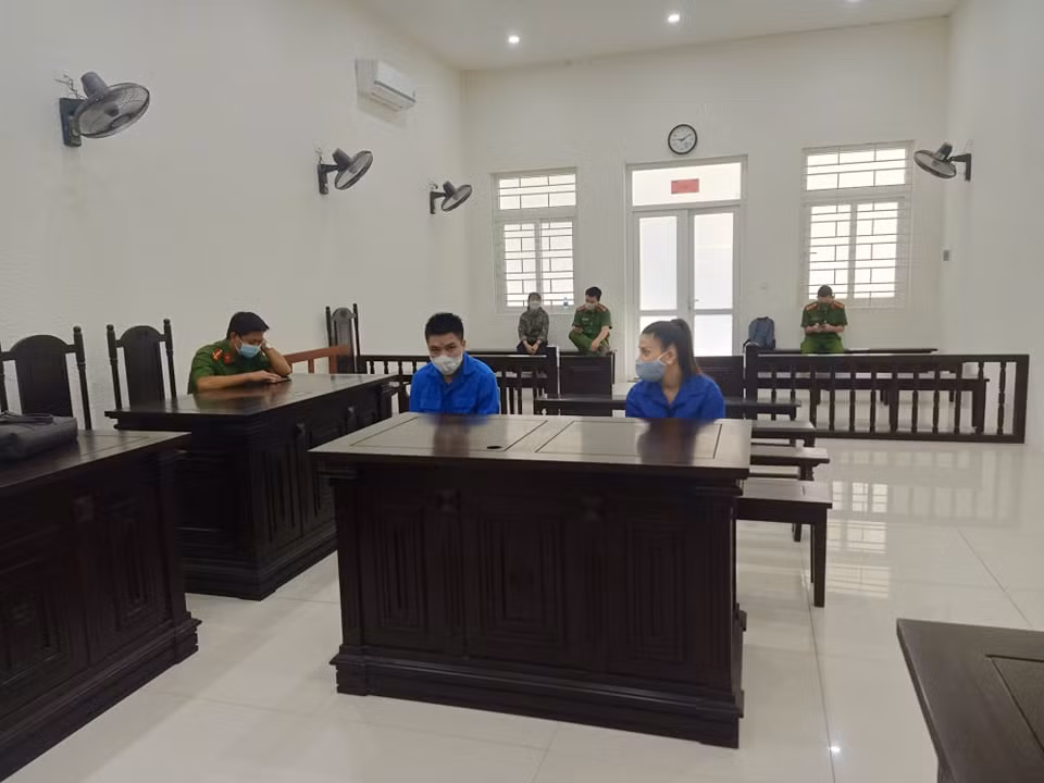 Nữ chủ quán Spa và con nuôi “rủ nhau” vào tù vì buôn ma tuý -0