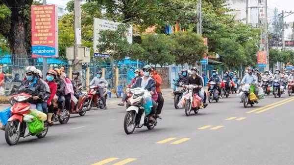 Công an Sơn La trắng đêm hỗ trợ bà con hồi hương ảnh 10