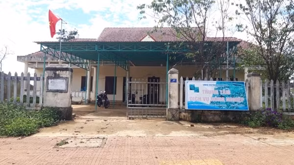 Kỷ luật Giám đốc Trung tâm dịch vụ nông nghiệp quan hệ bất chính