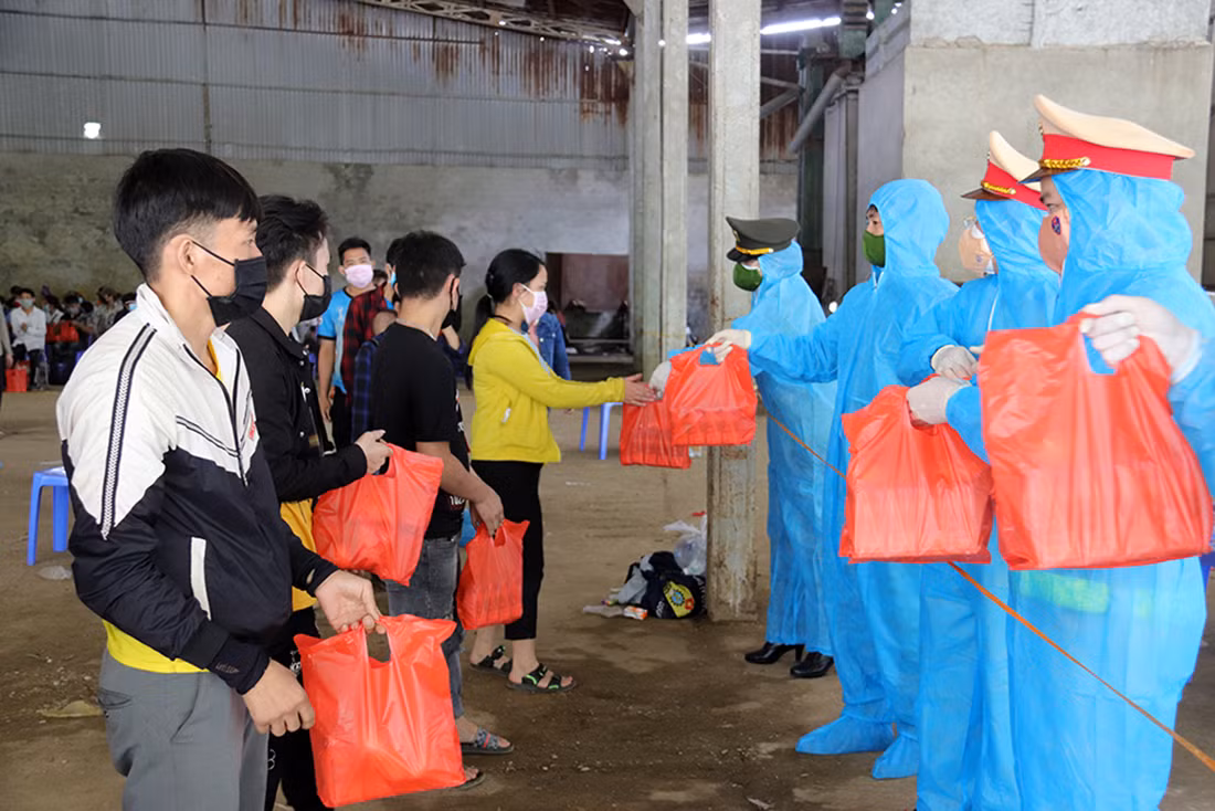 Công an Sơn La trắng đêm hỗ trợ bà con hồi hương -0