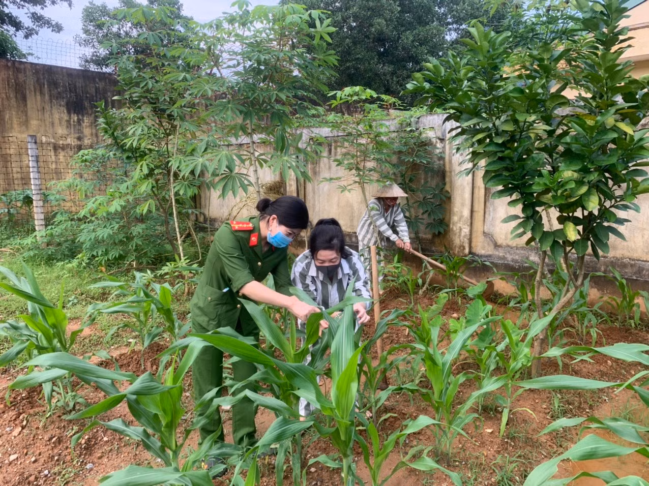 cán bộ quản giáo trại tạm giam công an tỉnh hướng dẫn các phạm nhân lao động sản xuất.jpg -0