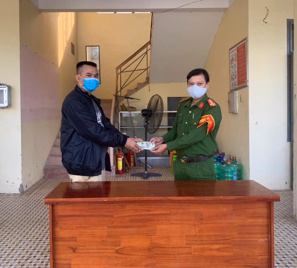 Người dân cảm kích khi được Công an xã giúp đỡ tìm lại được tài sản bị mất -0