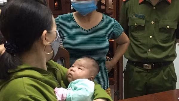 Đáng thương bé gái bị bỏ rơi dưới trời mưa ảnh 2