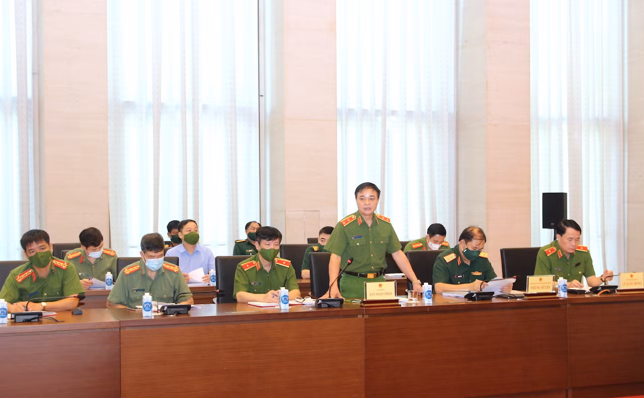 Khi đối tượng ôm lựu đạn lao vào tòa nhà, Cảnh sát cơ động phải hành động ngay -0