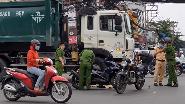 Hai thanh niên tử vong bên xe máy chở 2 con chó và dụng cụ bắt chó ảnh 3