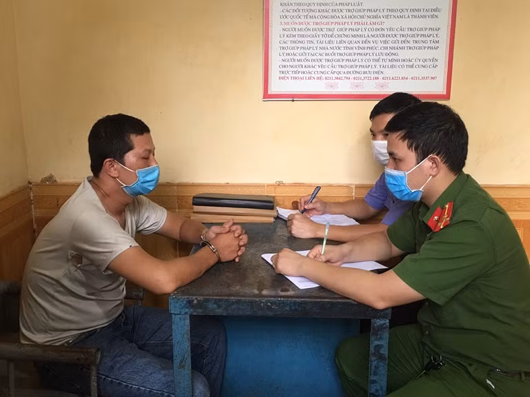 Khởi tố đối tượng chống đối, dùng dao đuổi đánh tổ công tác chống dịch -0