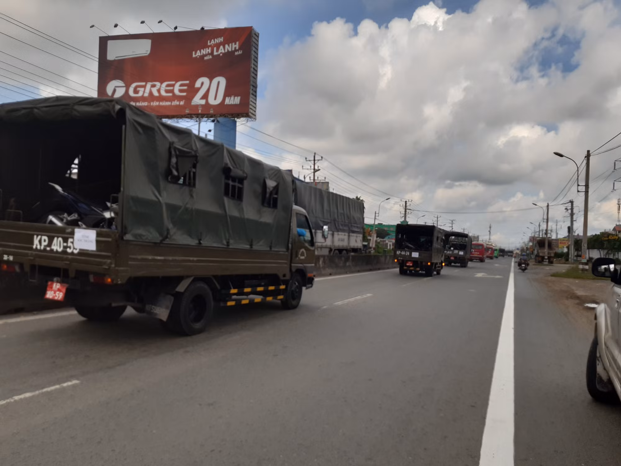 Trao thức ăn, nước uống cho người dân tự phát về quê tại các chốt -9