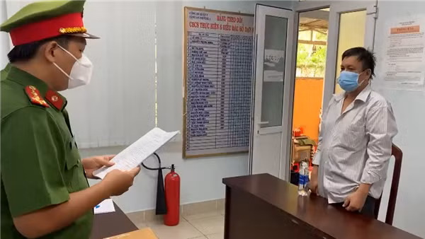 Khởi tố các đối tượng xô xát với nhân viên y tế lấy mẫu xét nghiệm COVID-19