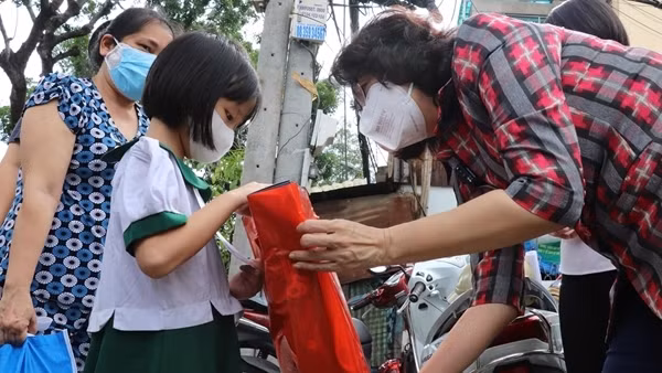 Lan tỏa yêu thương đối với trẻ em mồ côi vì dịch COVID-19 ảnh 3