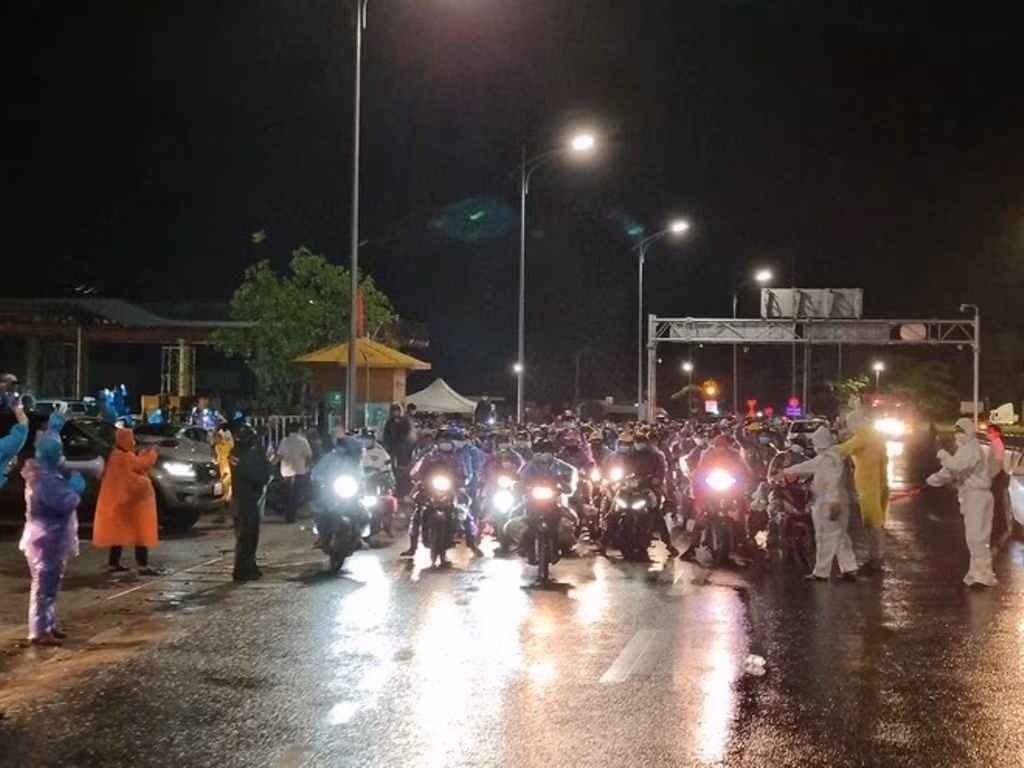 Lần đầu tiên mở hầm Hải Vân cho đoàn hơn 1.000 người đi xe máy về quê -0