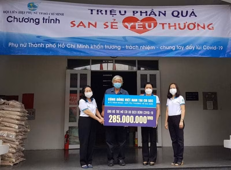 Cộng đồng người Việt Nam tại Séc hỗ trợ 285 triệu đồng cho trẻ mồ côi do COVID-19 -0