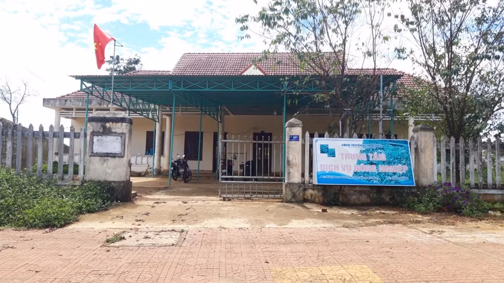 Kỷ luật Giám đốc Trung tâm dịch vụ nông nghiệp quan hệ bất chính -0