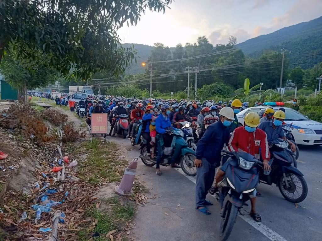 CSGT Công an Đà Nẵng, Thừa Thiên Huế trắng đêm hỗ trợ đoàn hàng nghìn người đi xe máy từ Nam về quê -4