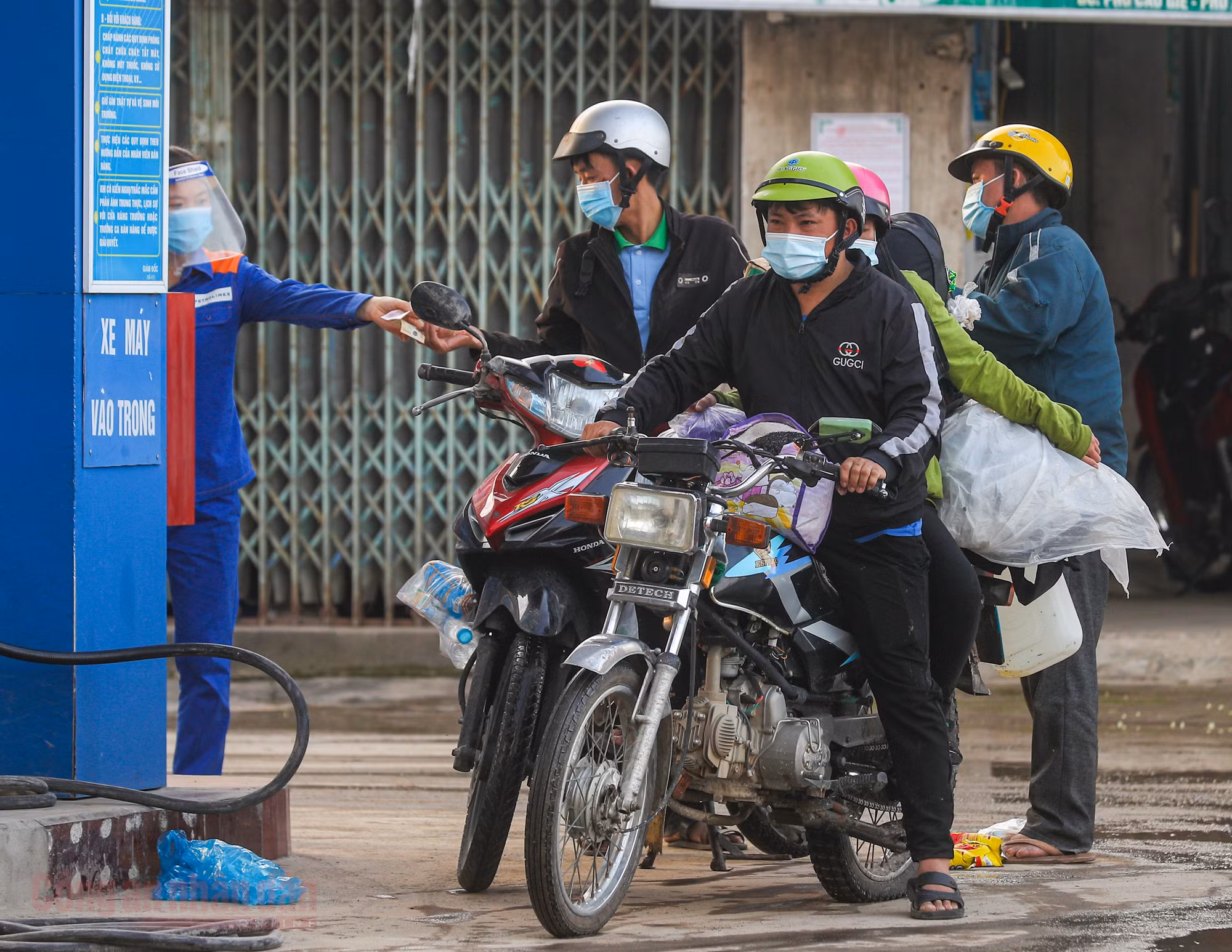 Công an Hà Nội xuyên đêm giúp đỡ người dân trở về từ vùng dịch Bình Dương -2