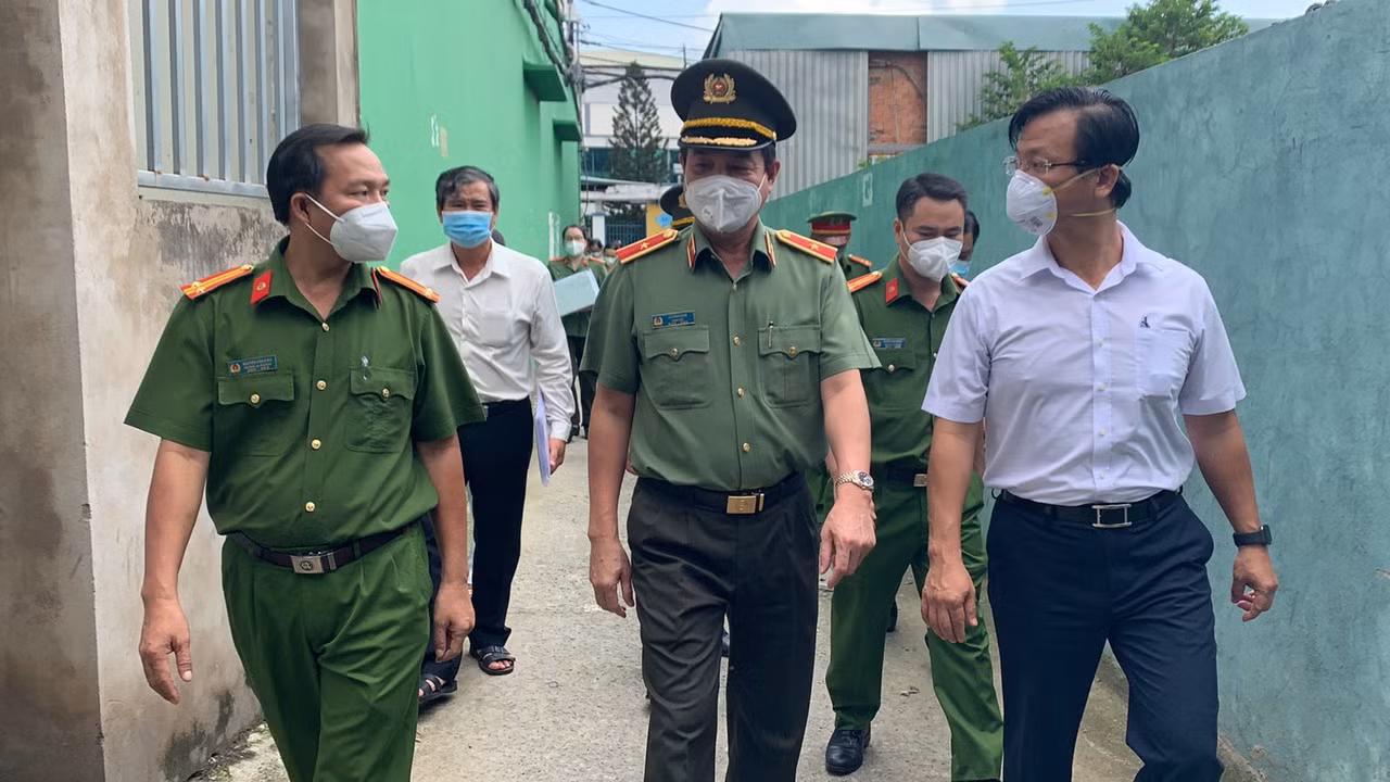 Giám đốc Công an TP Hồ Chí Minh thăm, chúc thọ người cao tuổi ở quận 12 -0