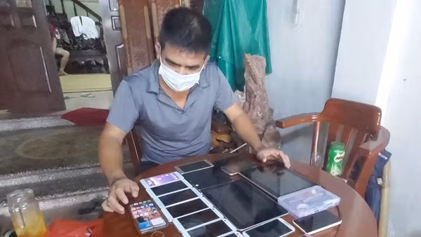 Người thầy sửa điện thoại cũ tặng học trò nghèo