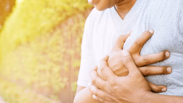 Mỗi ngày hút 2 bao thuốc lá, người đàn ông nguy kịch giữa đường