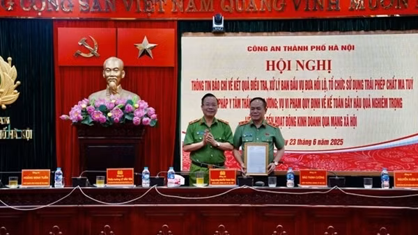 Công an TP Hà Nội nhận thư khen của lãnh đạo Bộ Công an, Thành ủy Hà Nội, Bộ Tài chính