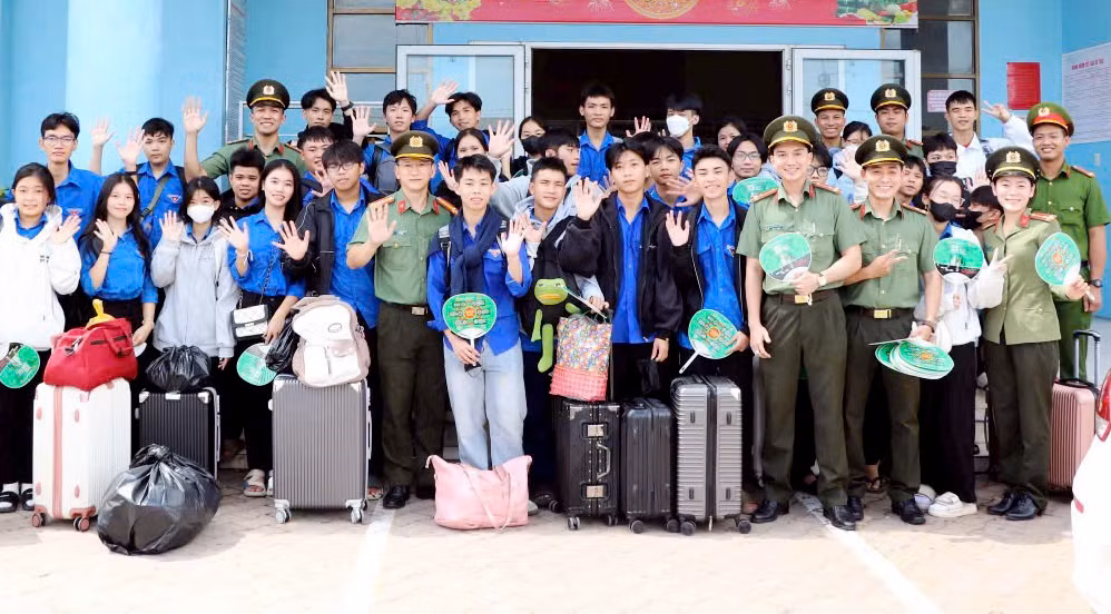 Ban Thanh niên Công an tỉnh Kiên Giang hỗ trợ thí sinh huyện đảo vào đất liền thi -1