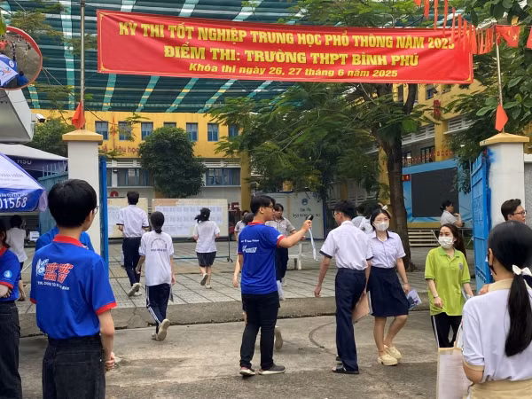 Công an đảm bảo trật tự, giúp đỡ phụ huynh, thí sinh tại các điểm thi -0
