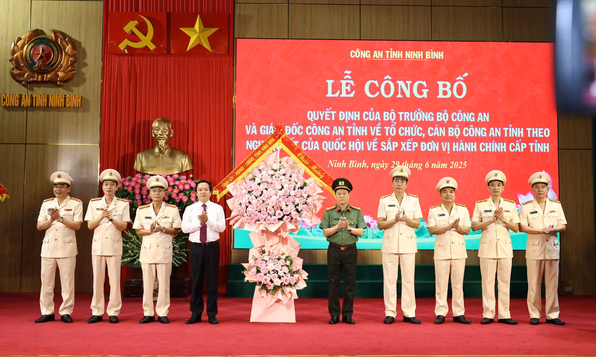 Công an các tỉnh công bố Quyết định về tổ chức, cán bộ theo mô hình tổ chức mới -0