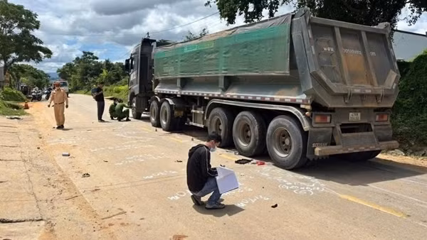 Điều tra vụ xe đầu kéo va chạm xe đạp điện, 4 em nhỏ thương vong