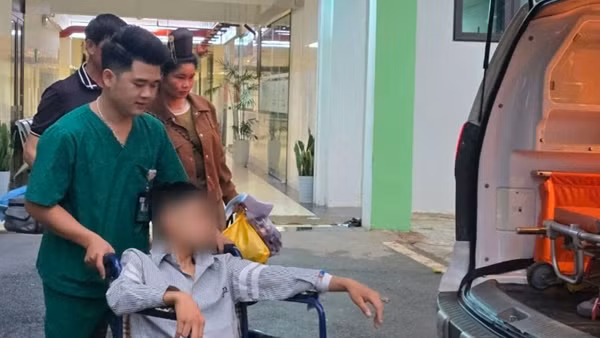Thí sinh tại Sơn La đi thi bằng xe cứu thương sau ca mổ ruột thừa