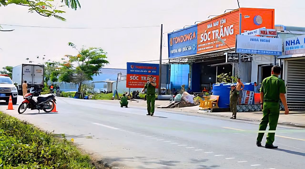 Hậu quả nhãn tiền do xe tự chế chở hàng cồng kềnh gây ra -1