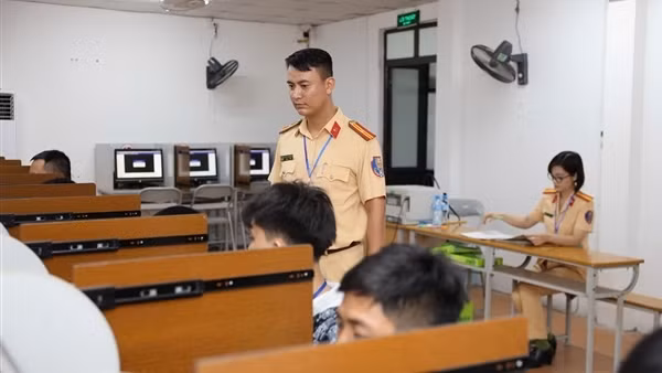Công an tỉnh Hưng Yên tổ chức kỳ sát hạch, cấp Giấy phép lái xe ô tô đợt đầu tiên