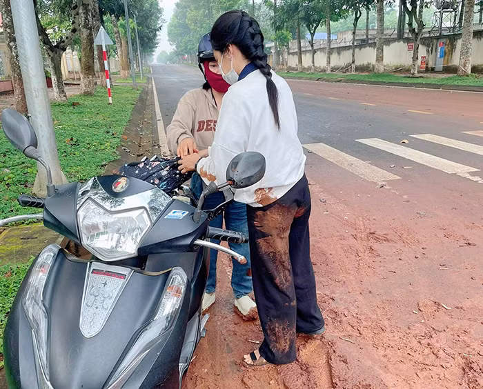 CSGT Đồng Nai kịp thời hỗ trợ 2 thí sinh đổi thẻ dự thi do cầm nhầm -0
