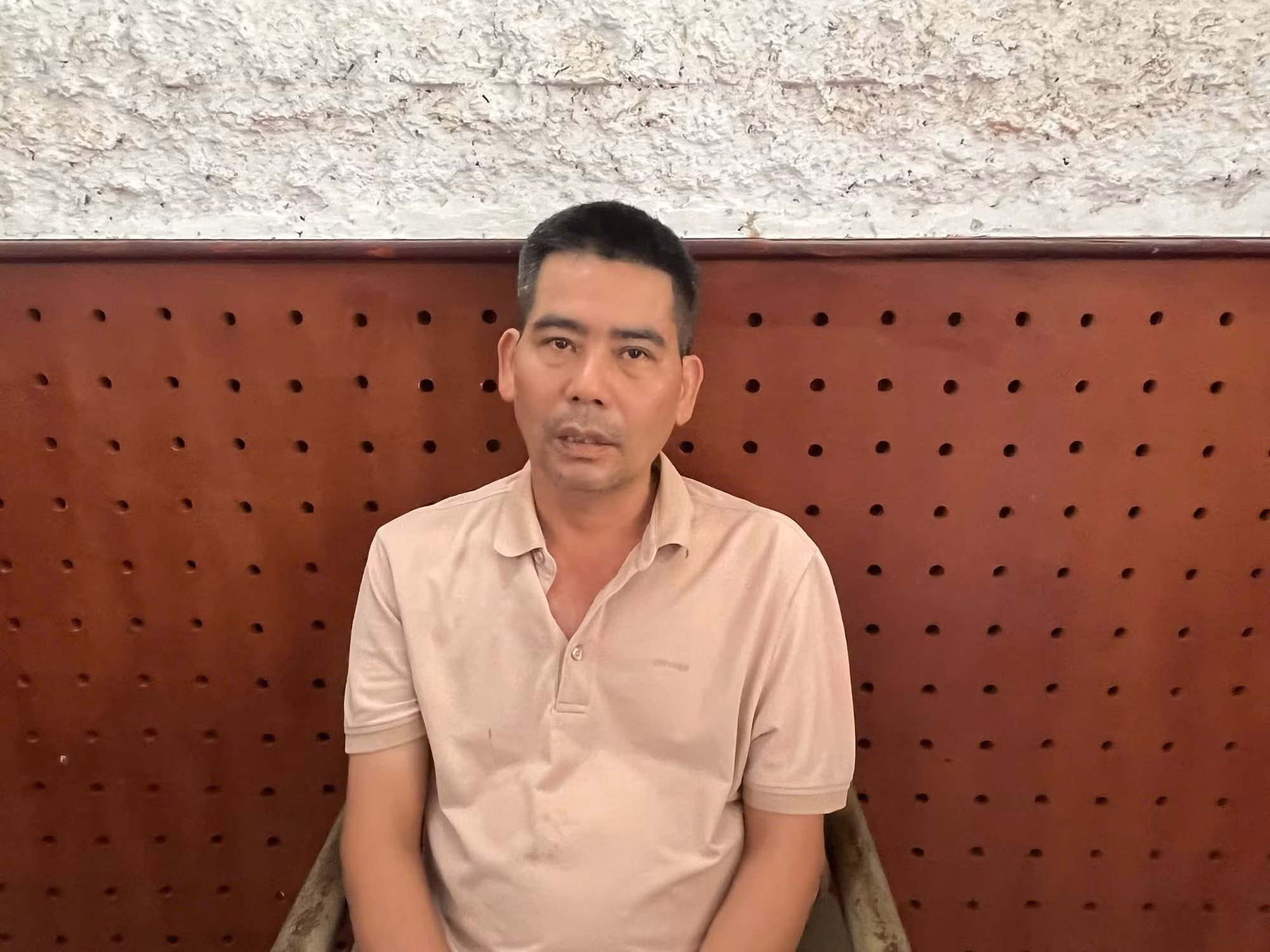 Vận động đối tượng cầm đầu đường dây tổ chức đánh bạc ra đầu thú -0