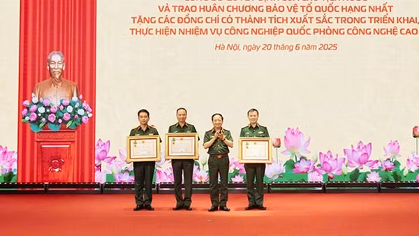 Chủ tịch nước tặng thưởng Huân chương Bảo vệ Tổ quốc hạng Nhất cho các lãnh đạo Tập đoàn Viettel