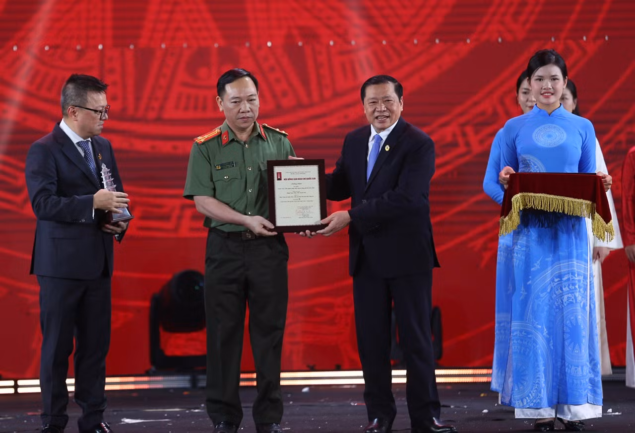 Lễ trao Giải Báo chí Quốc gia lần thứ XIX – 2025: Đảng, Nhà nước và nhân dân luôn đặt niềm tin sắt son vào Báo chí Cách mạng Việt Nam -0
