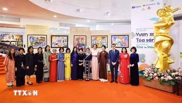 Phu nhân Tổng Bí thư Tô Lâm và Tổng Giám đốc UNESCO tham dự triển lãm tranh