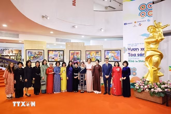 Phu nhân Tổng Bí thư Tô Lâm và Tổng Giám đốc UNESCO tham dự triển lãm tranh -0