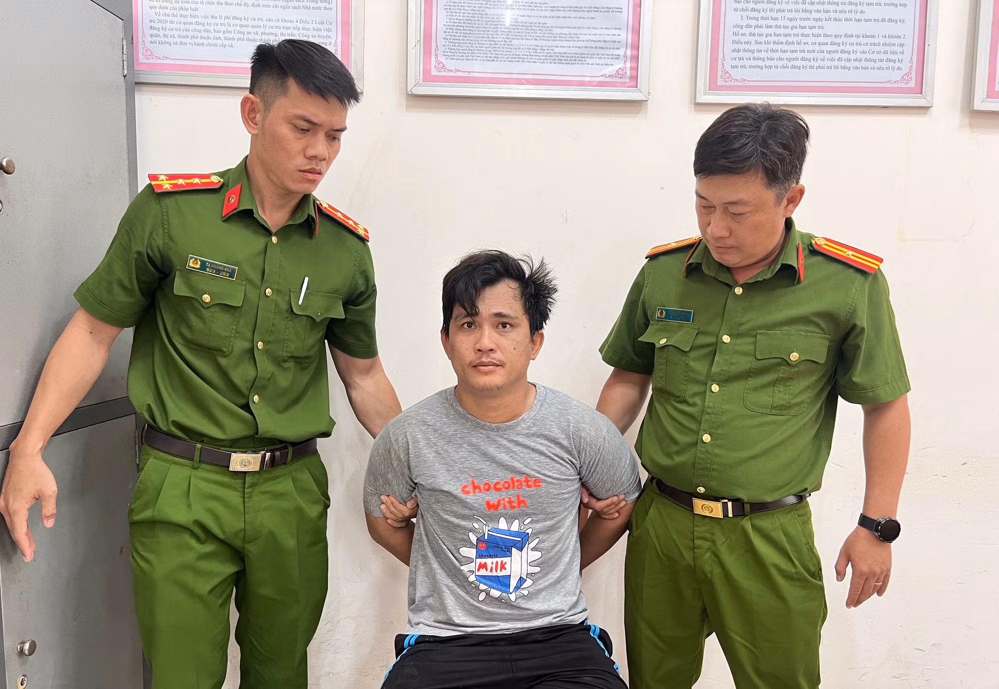 Bắt đối tượng đâm đồng chí Tổ bảo vệ ANTT ở cơ sở trọng thương khi đang thực hiện nhiệm vụ -0